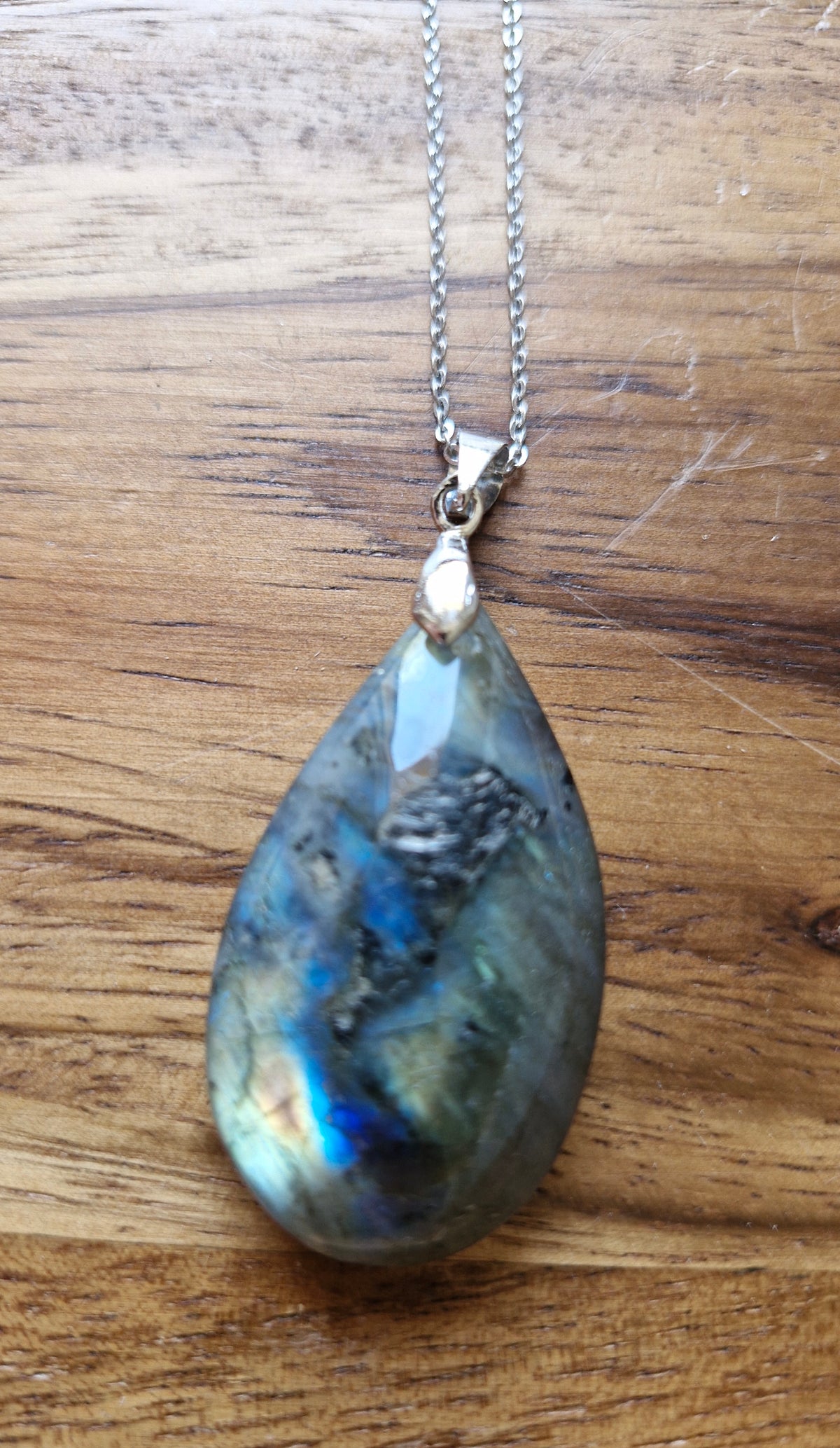 Pendentif goutte en pierre naturelle polie