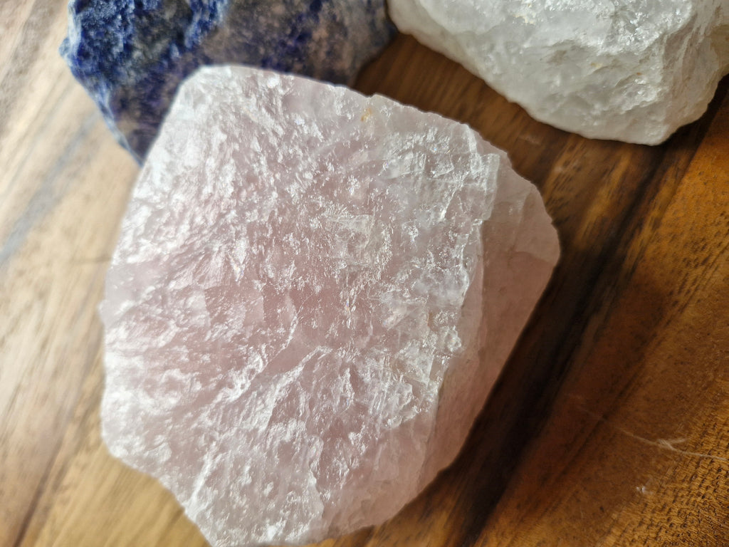 Cristal de Roche, Sodalite ou Quartz Rose – Pierre polie une face (au choix)
