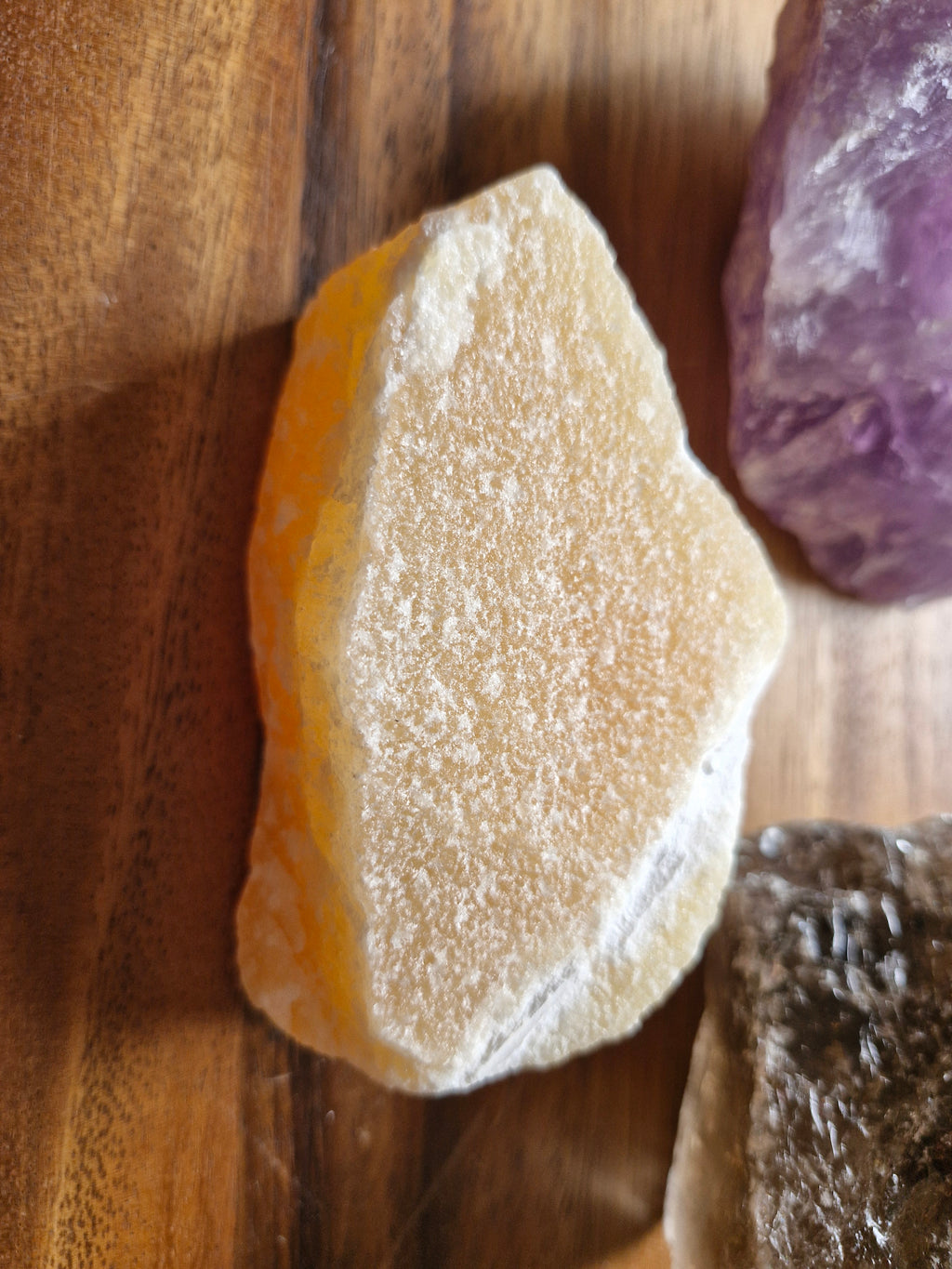 Minéral brut face polie – Calcite orange, Quartz fumé ou Améthyste | Pièce unique