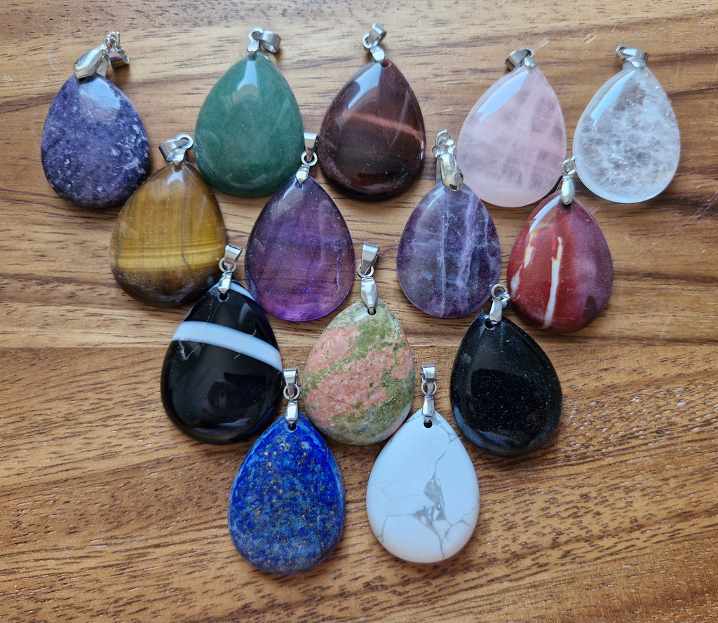 Pendentif goutte avec sa chaîne argentée