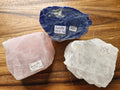 Cristal de Roche, Sodalite ou Quartz Rose – Pierre polie une face (au choix)