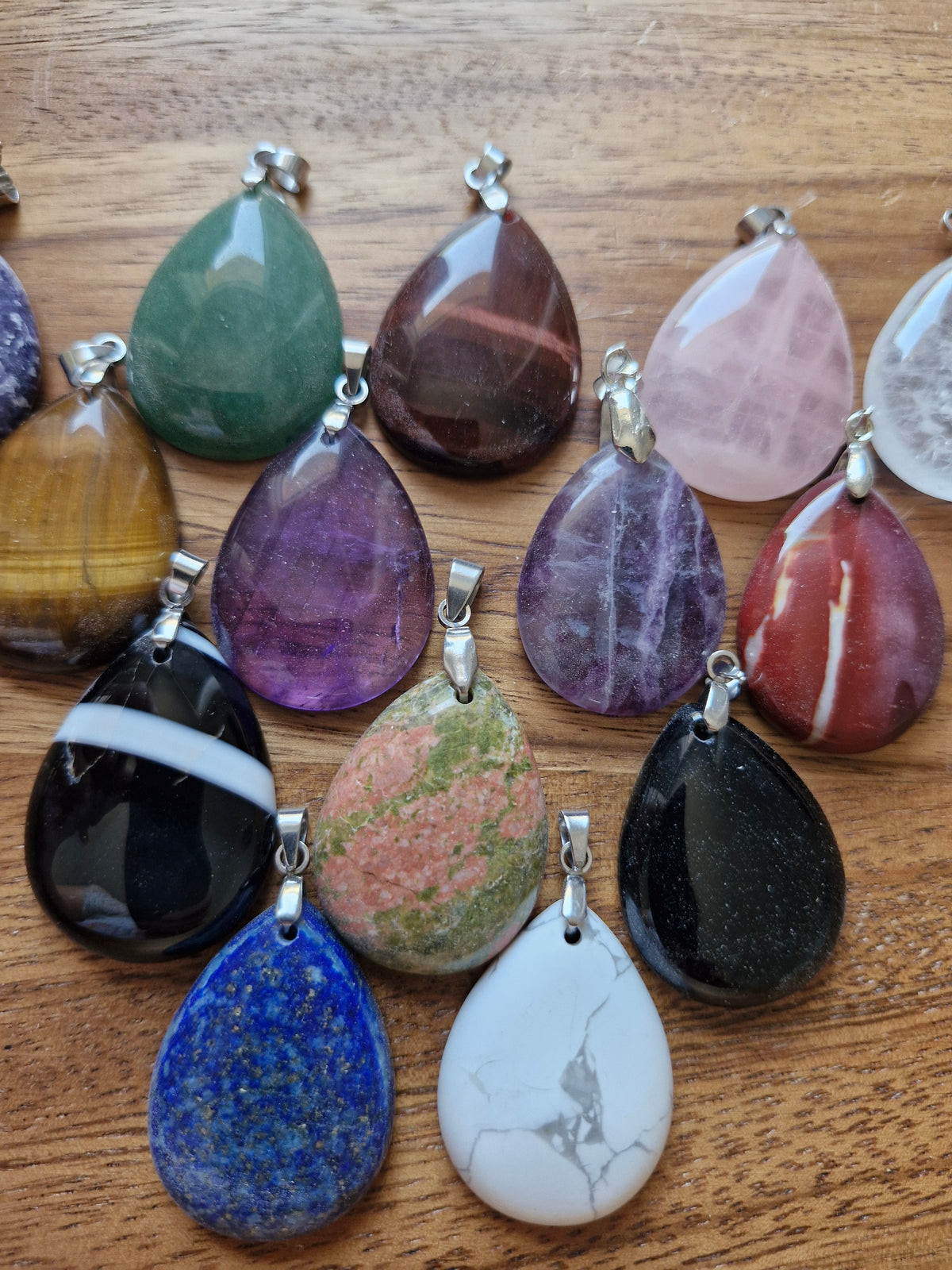 Pendentif goutte avec sa chaîne argentée
