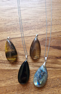 Pendentif goutte en pierre naturelle polie