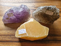 Minéral brut face polie – Calcite orange, Quartz fumé ou Améthyste | Pièce unique