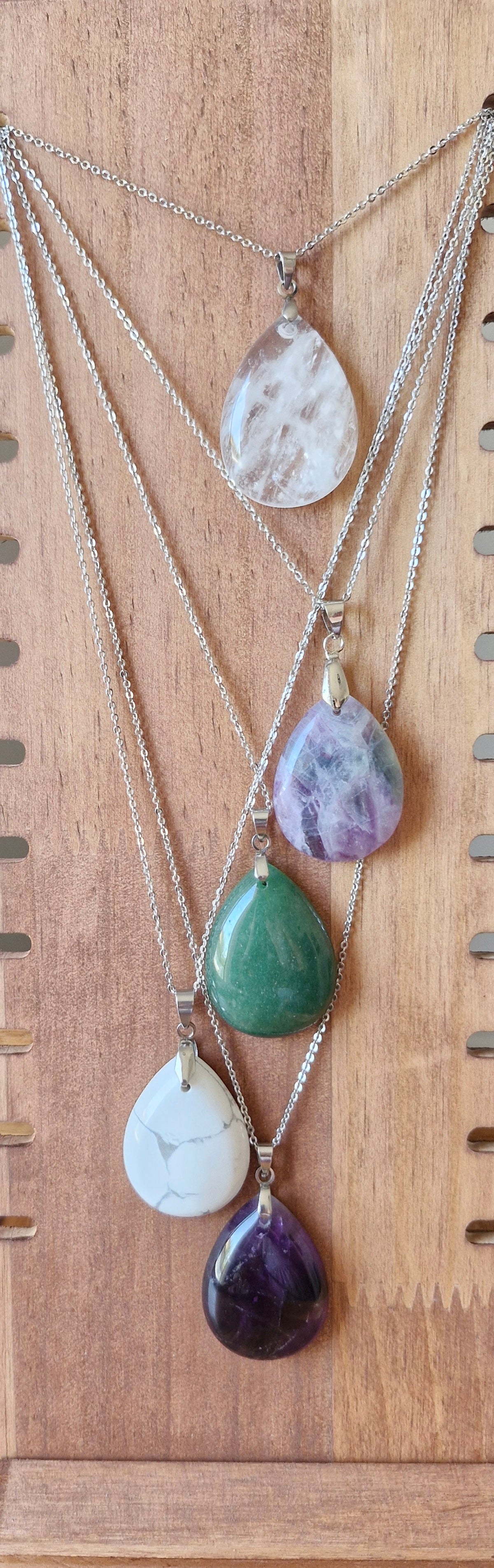 Pendentif goutte avec sa chaîne argentée