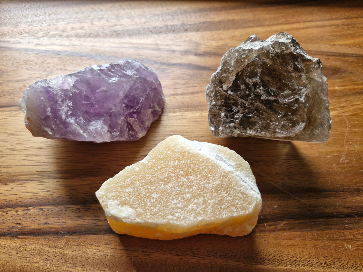 Minéral brut face polie – Calcite orange, Quartz fumé ou Améthyste | Pièce unique