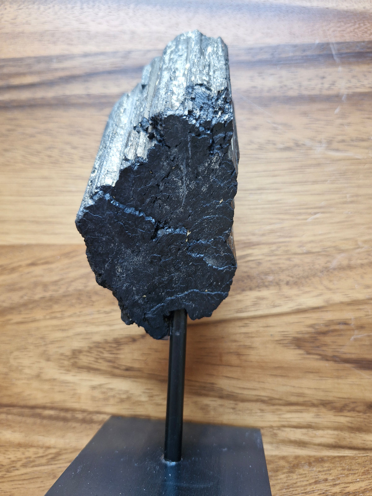 Tourmaline sur socle en bois