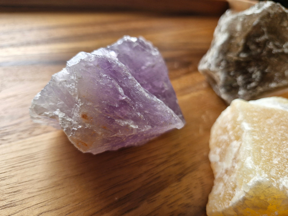 Minéral brut face polie – Calcite orange, Quartz fumé ou Améthyste | Pièce unique