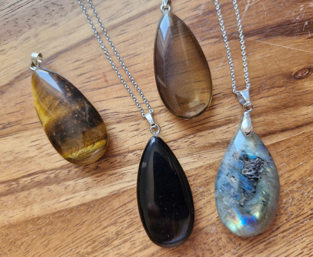 Pendentif goutte en pierre naturelle polie